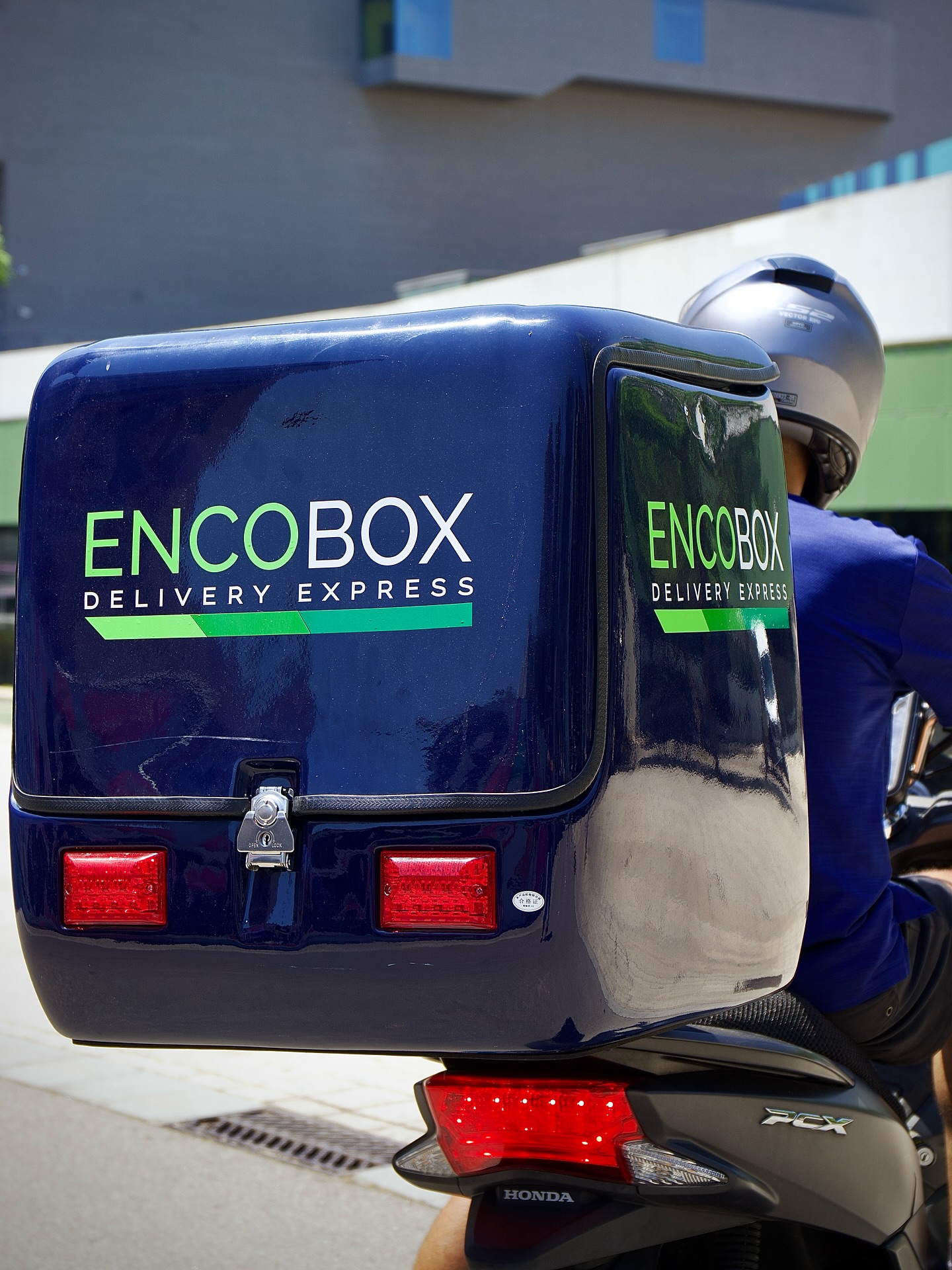 Moto de reparto Encobox en Barcelona con la maleta corporativa azul