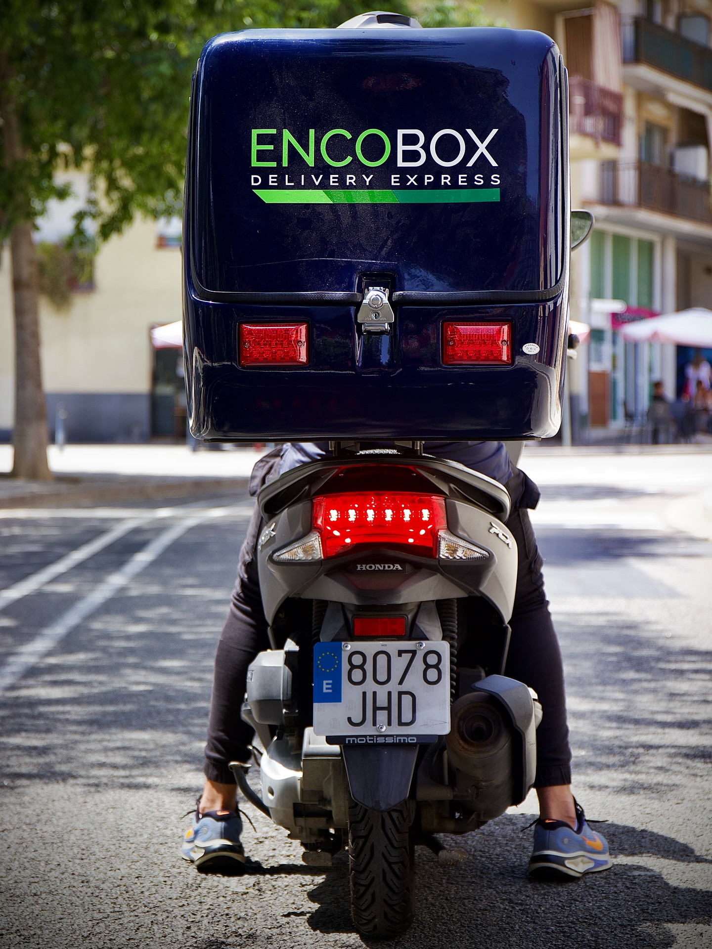 Moto de reparto Encobox en ruta por las calles de Barcelona